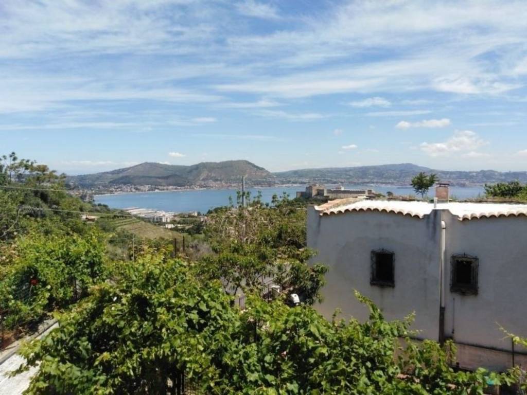casa indipendente in vendita a Bacoli in zona Miliscola