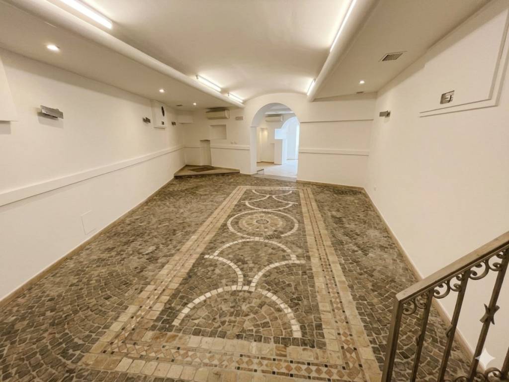 negozio in vendita a Bacoli in zona Miliscola