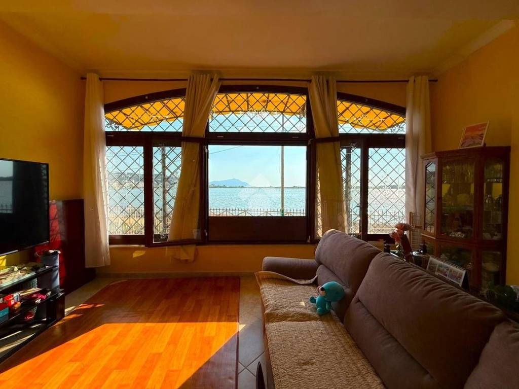 casa indipendente in vendita a Bacoli in zona Fusaro