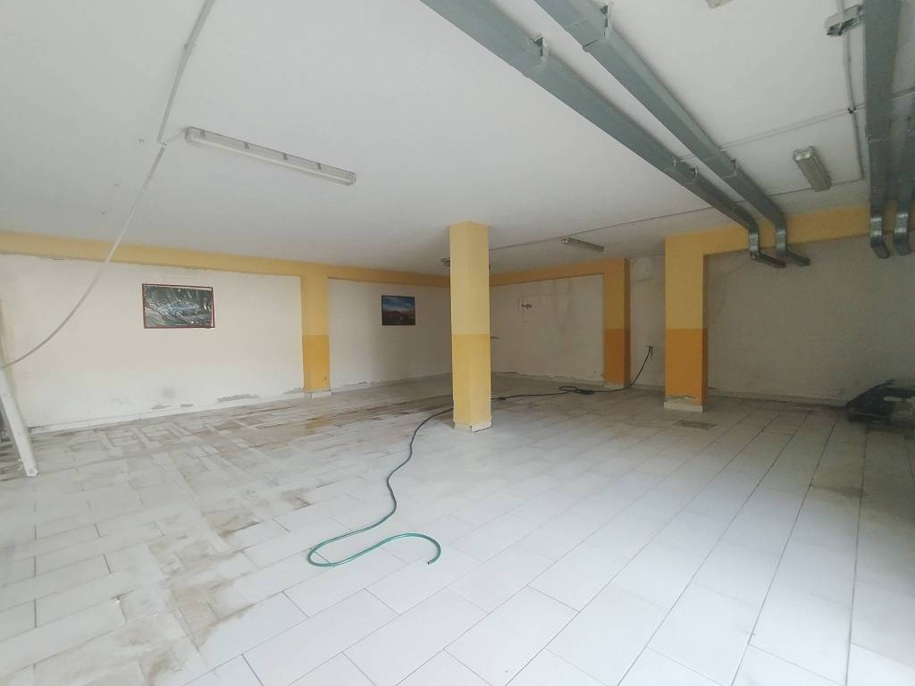 locale commerciale in vendita a Brusciano