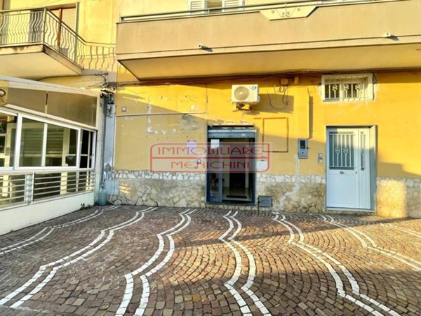 negozio in vendita a Brusciano in zona De Ruggiero