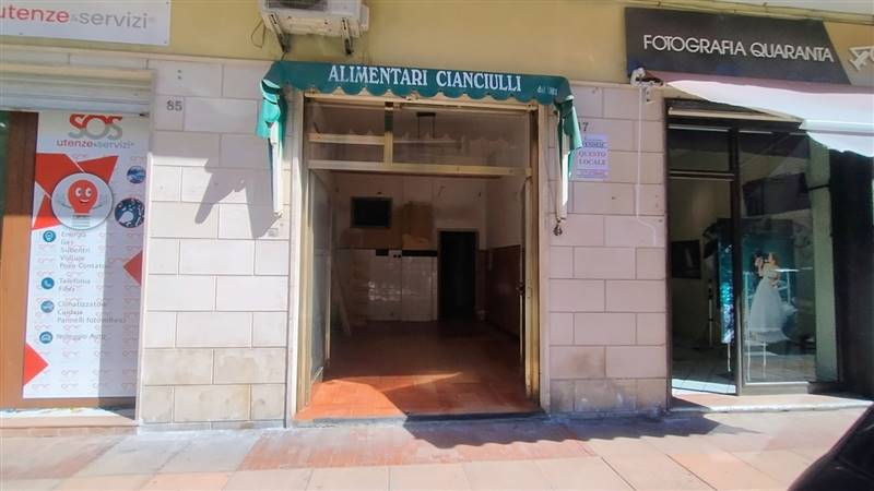 locale commerciale in vendita a Brusciano in zona Pastena