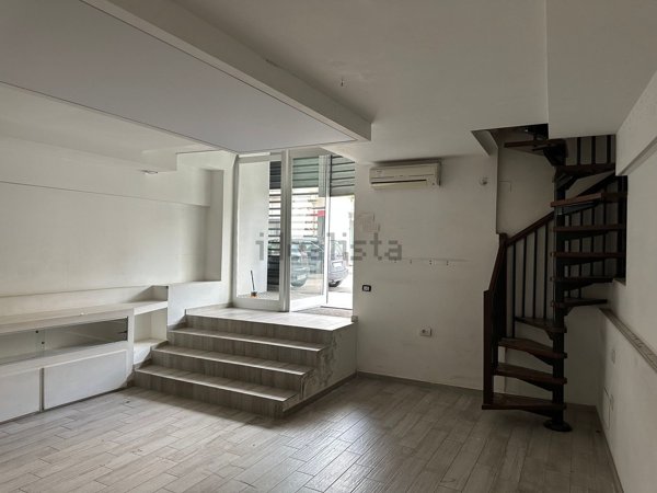 locale commerciale in vendita a Caivano