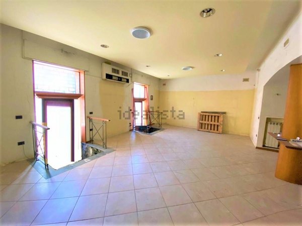 locale commerciale in vendita a Caivano