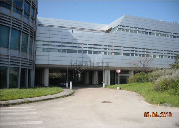 locale commerciale in vendita a Caivano