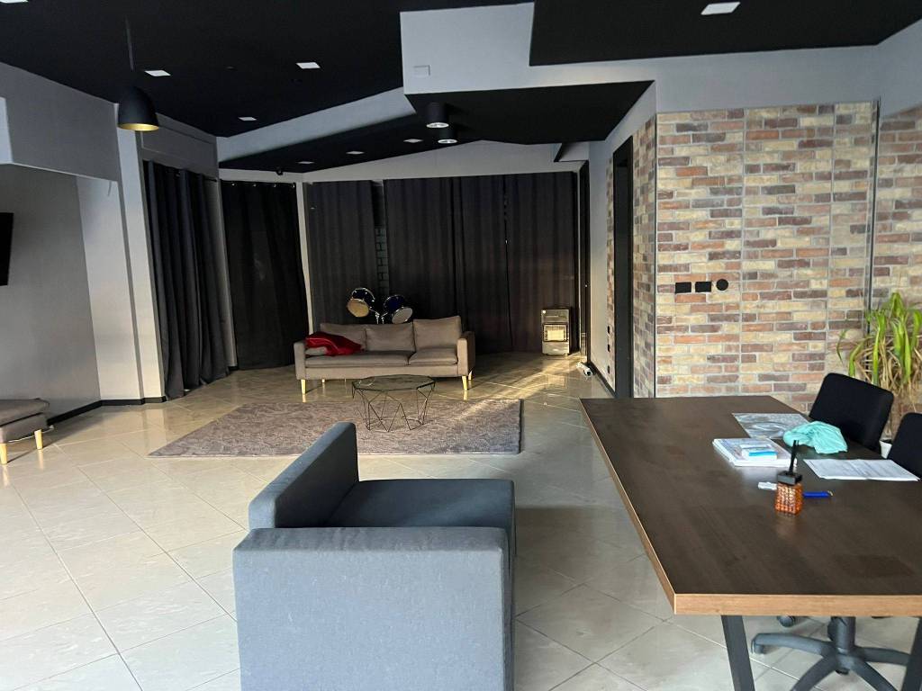 locale commerciale in vendita a Casalnuovo di Napoli