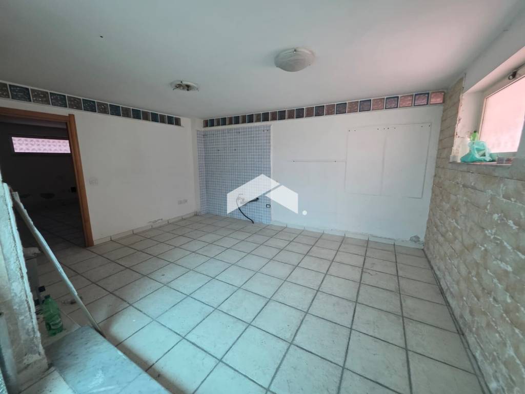 locale commerciale in vendita a Casalnuovo di Napoli