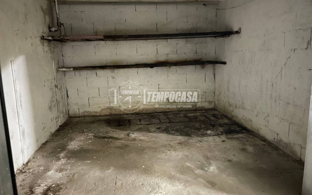 locale di sgombero in vendita a Casalnuovo di Napoli