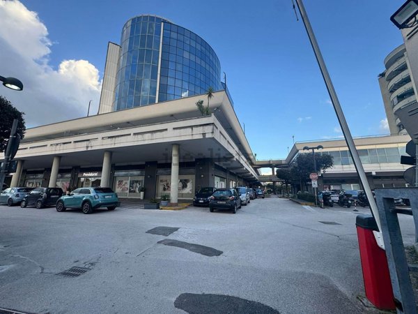 locale commerciale in vendita a Casalnuovo di Napoli