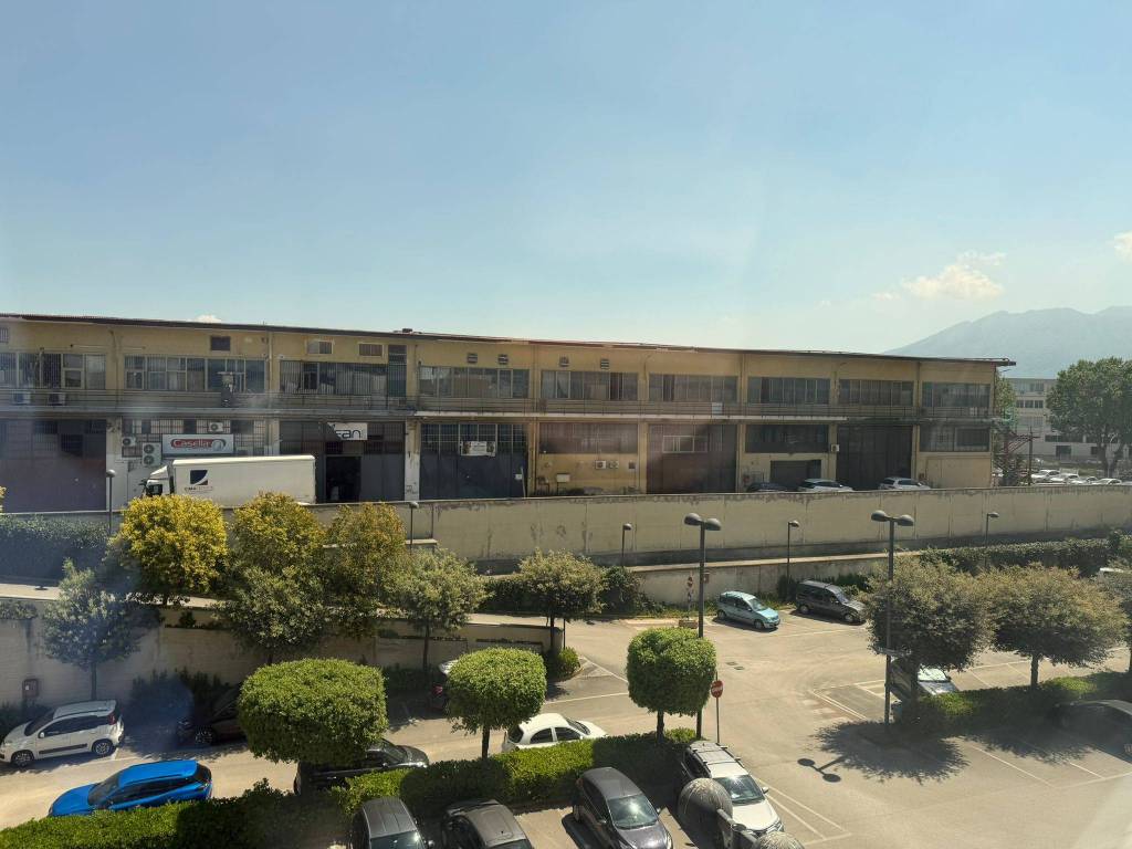 locale commerciale in vendita a Casalnuovo di Napoli