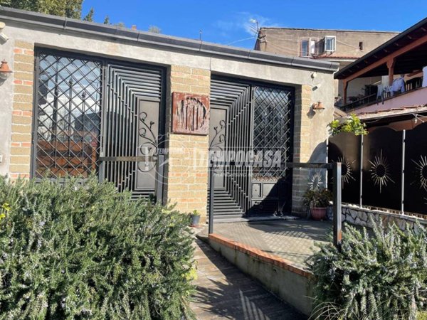 negozio in vendita a Casalnuovo di Napoli in zona Talona