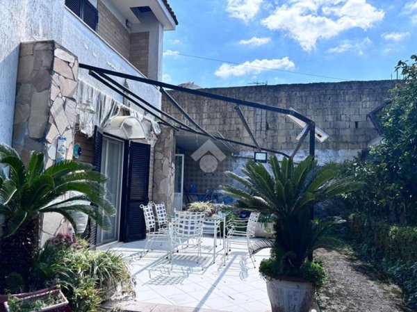 casa indipendente in vendita a Casandrino