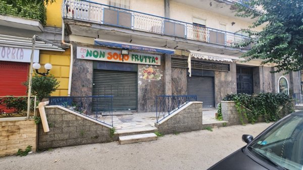 locale commerciale in vendita a Casoria