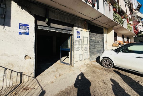 locale commerciale in vendita a Casoria
