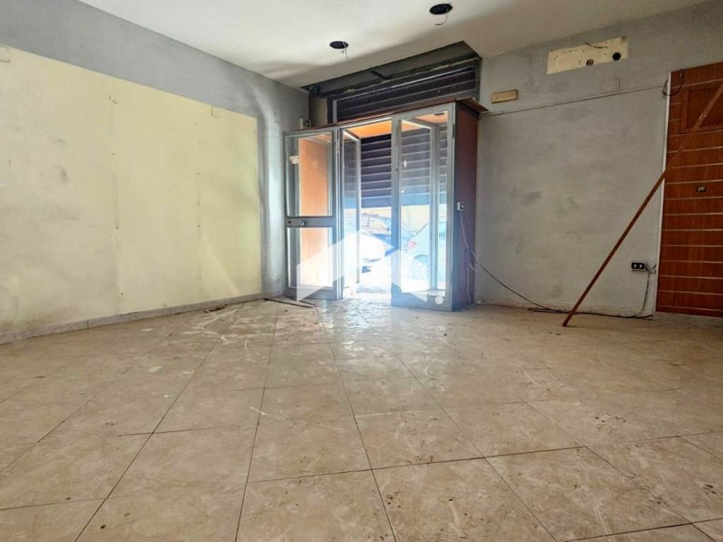 negozio in vendita a Casoria in zona Arpino