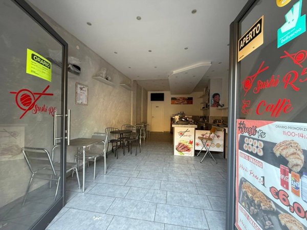 locale commerciale in vendita a Casoria in zona Centro Storico