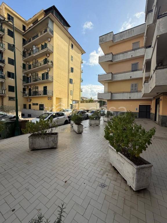 negozio in vendita a Casoria in zona Arpino