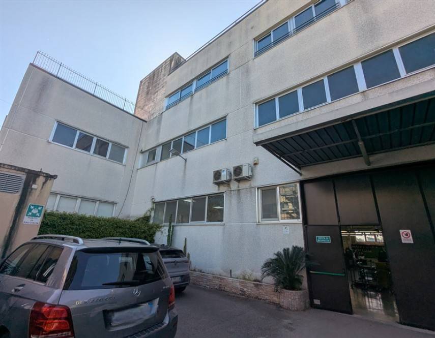 locale commerciale in vendita a Casoria