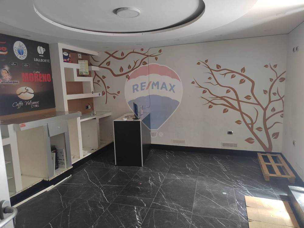 locale commerciale in vendita a Casoria
