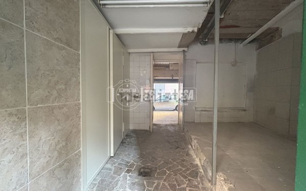 locale commerciale in vendita a Casoria