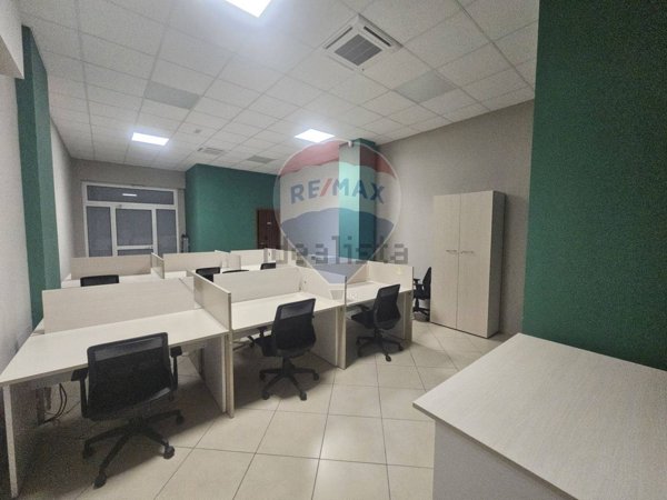 locale commerciale in vendita a Casoria