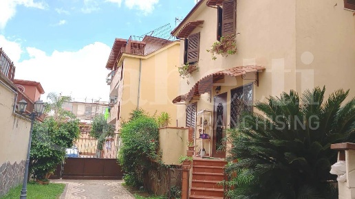 casa indipendente in vendita a Casoria