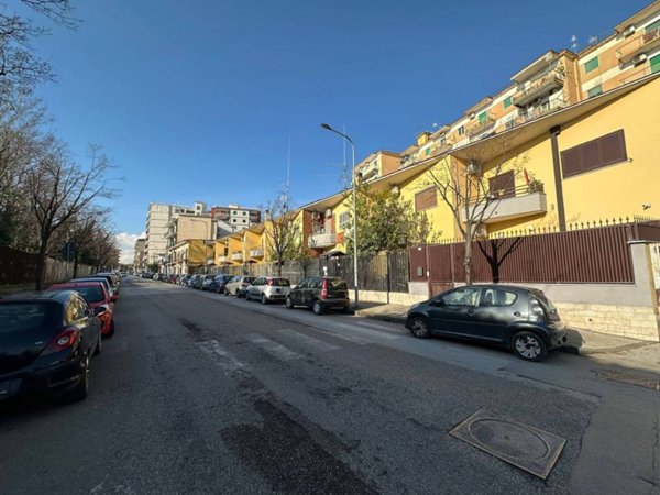 locale commerciale in vendita a Casoria