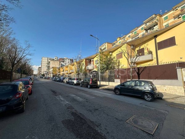 locale commerciale in vendita a Casoria