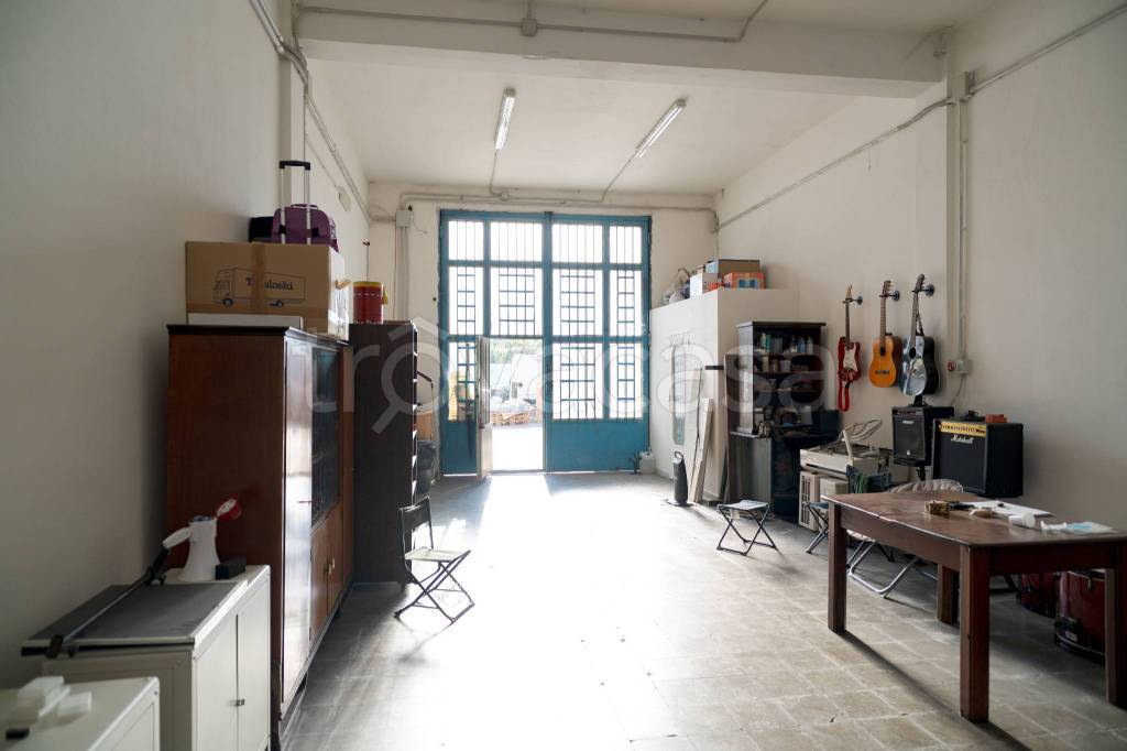 locale commerciale in vendita a Casoria in zona Arpino