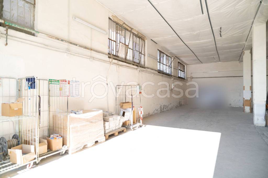 locale commerciale in vendita a Casoria in zona Arpino