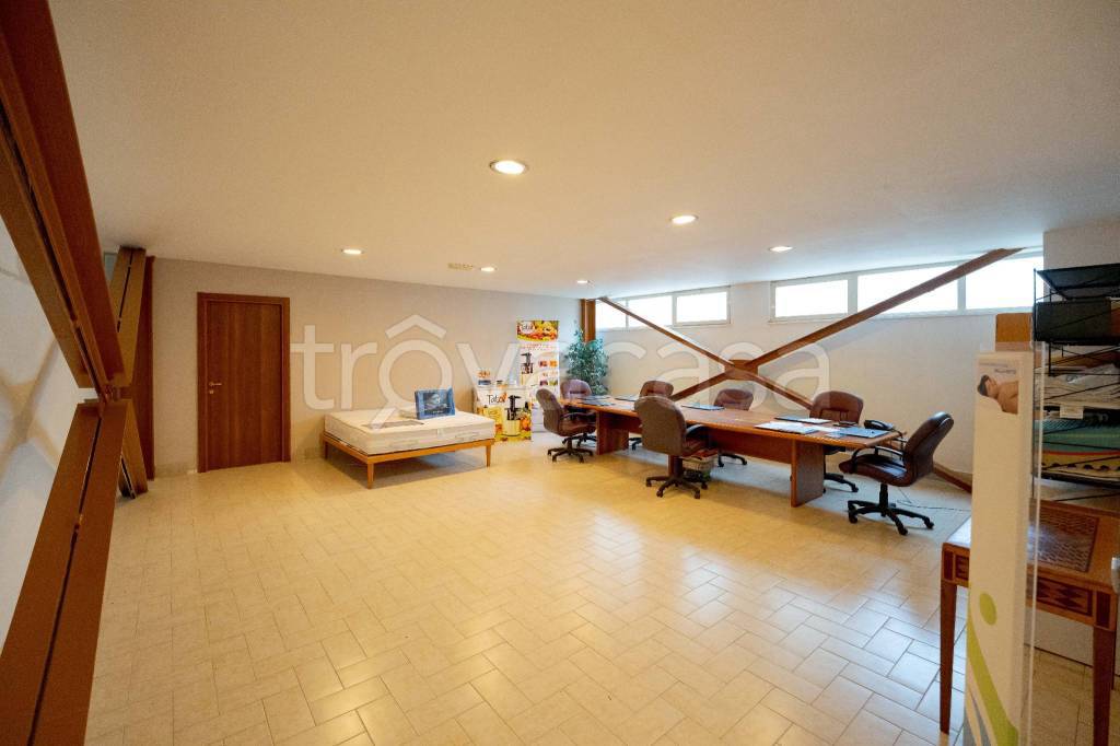 locale commerciale in vendita a Casoria