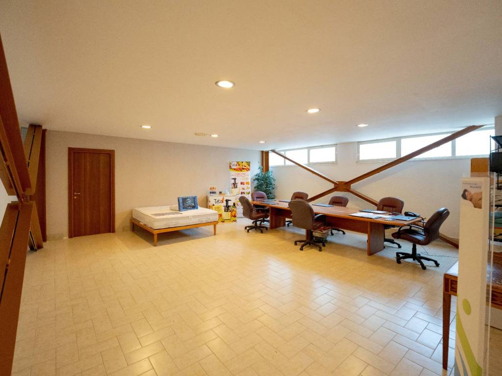 locale commerciale in vendita a Casoria