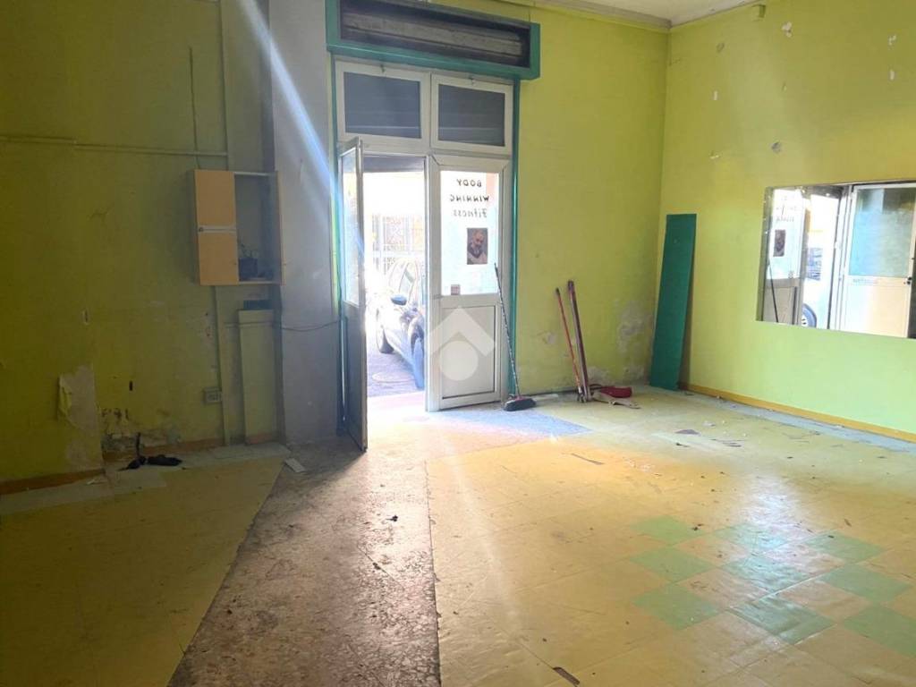 negozio in vendita a Casoria in zona Arpino