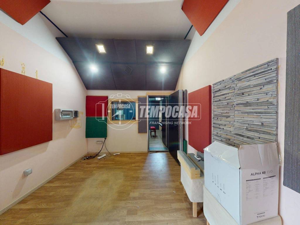 locale commerciale in vendita a Casoria