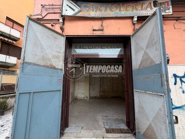 negozio in vendita a Casoria in zona Arpino