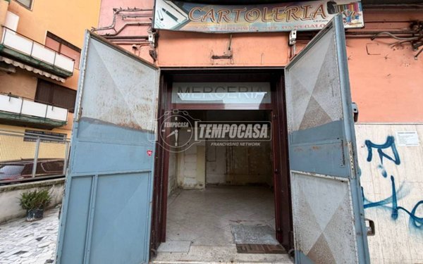 negozio in vendita a Casoria in zona Arpino