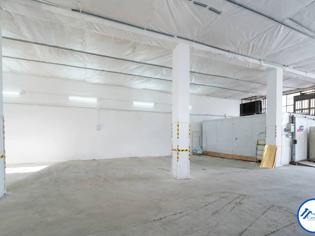 locale commerciale in vendita a Casoria in zona Arpino