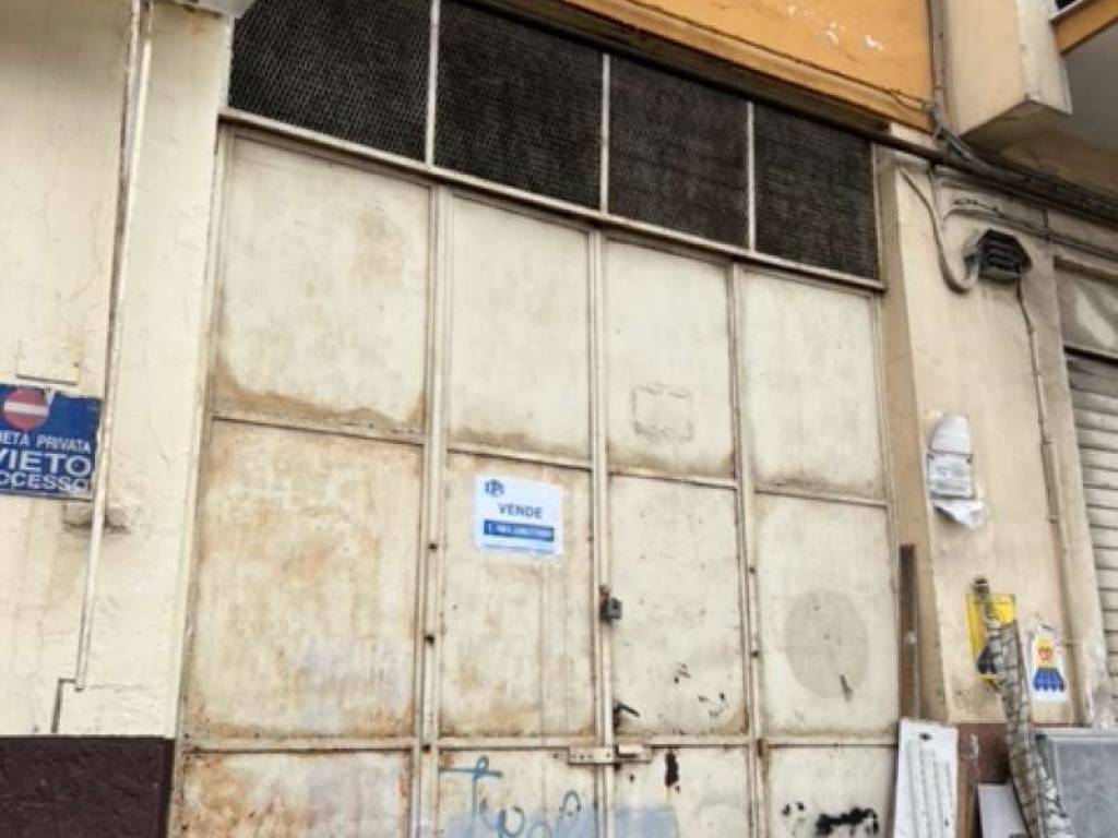 negozio in vendita a Casoria in zona Arpino