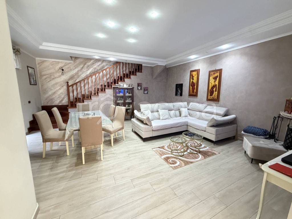 casa indipendente in vendita a Casoria in zona San Benedetto