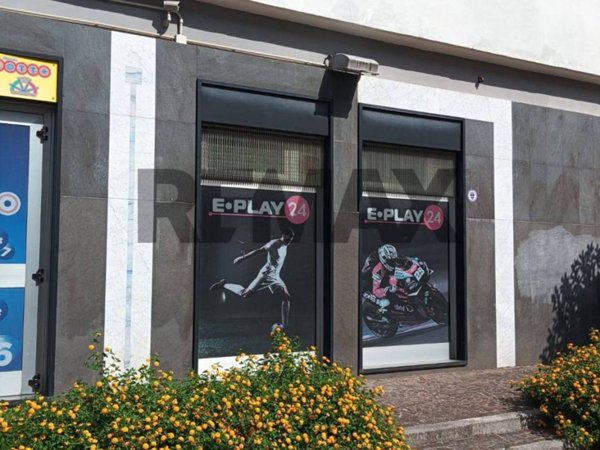 negozio in vendita a Casoria in zona Centro Storico