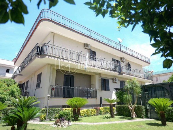 intera palazzina in vendita a Casoria in zona Ferrovia