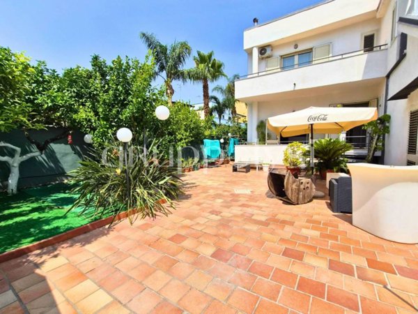 casa indipendente in vendita a Casoria in zona Ferrovia