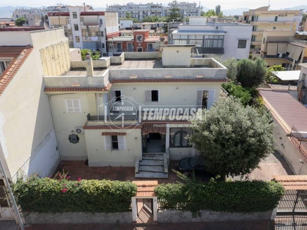 casa indipendente in vendita a Casoria in zona Ferrovia