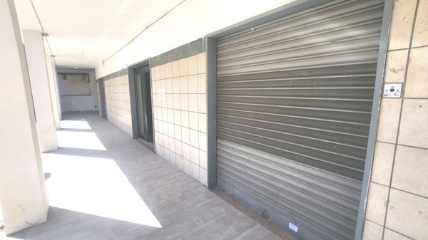locale commerciale in vendita a Casoria