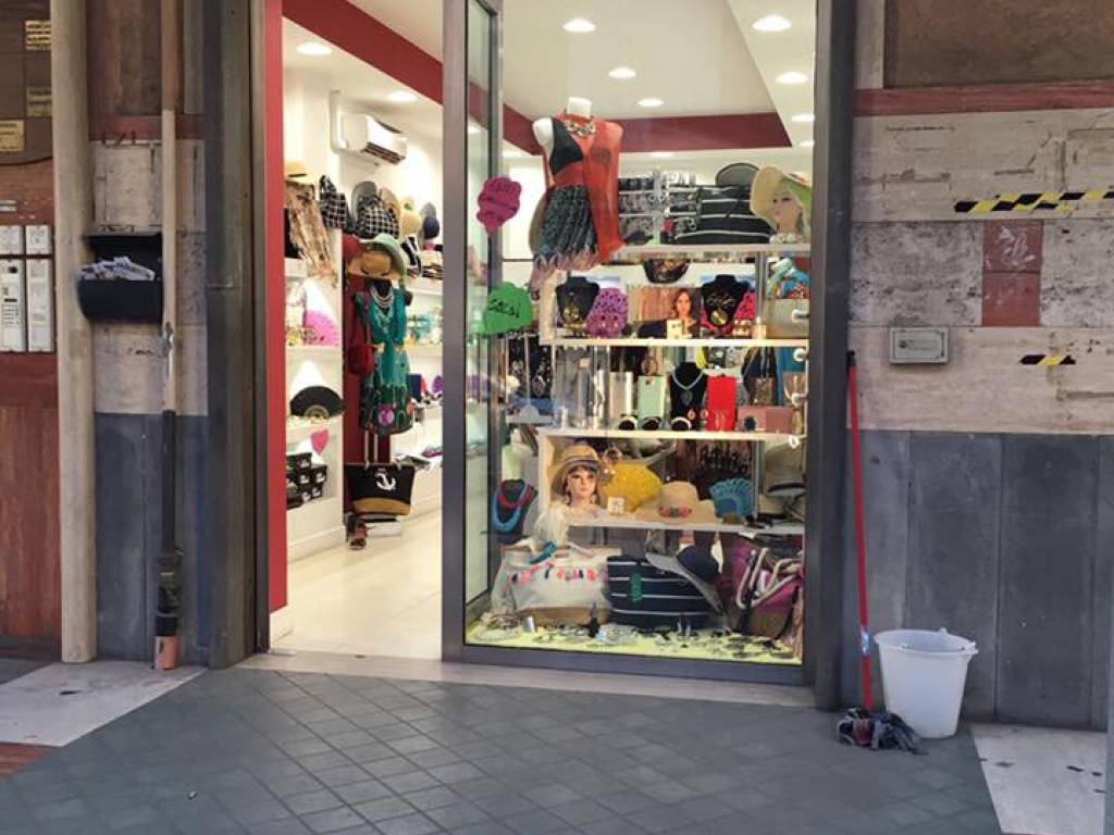 negozio in vendita a Castellammare di Stabia in zona Centro Città