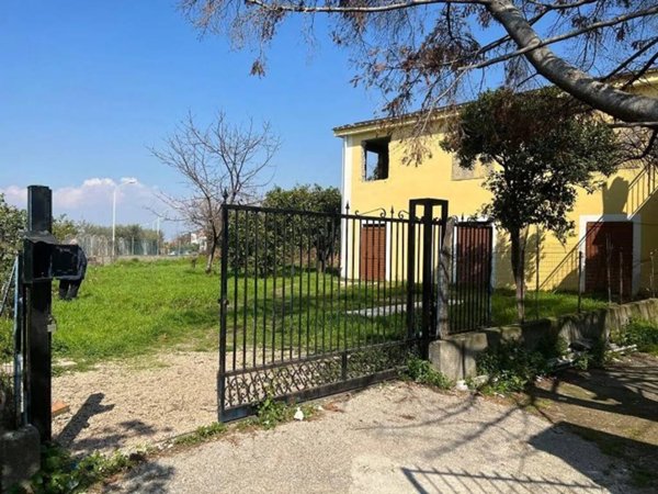 casa indipendente in vendita a Castellammare di Stabia in zona Varano