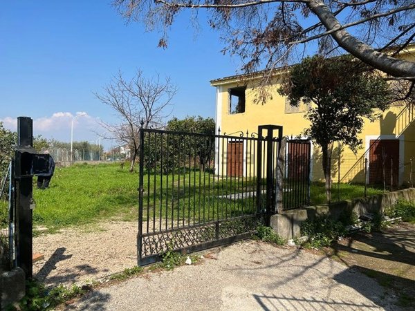 casa semindipendente in vendita a Castellammare di Stabia in zona Varano