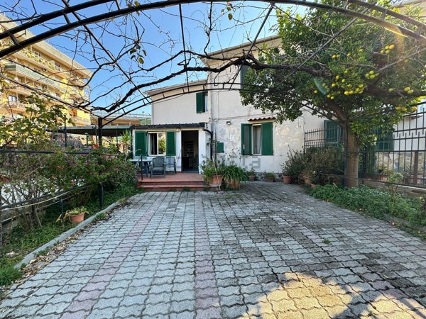 casa semindipendente in vendita a Castellammare di Stabia in zona Varano