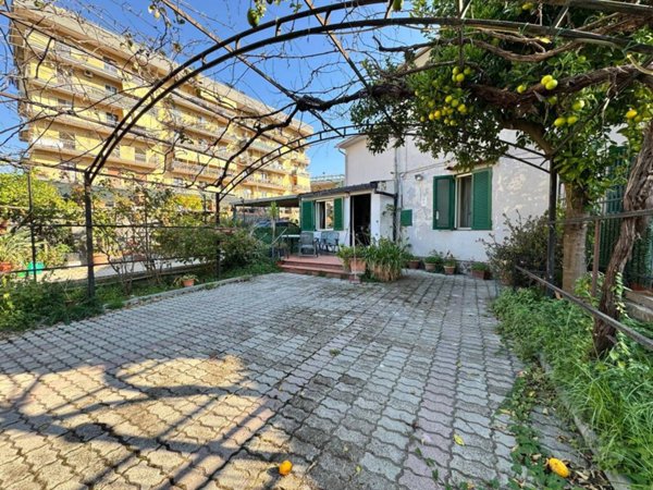 casa semindipendente in vendita a Castellammare di Stabia in zona Varano