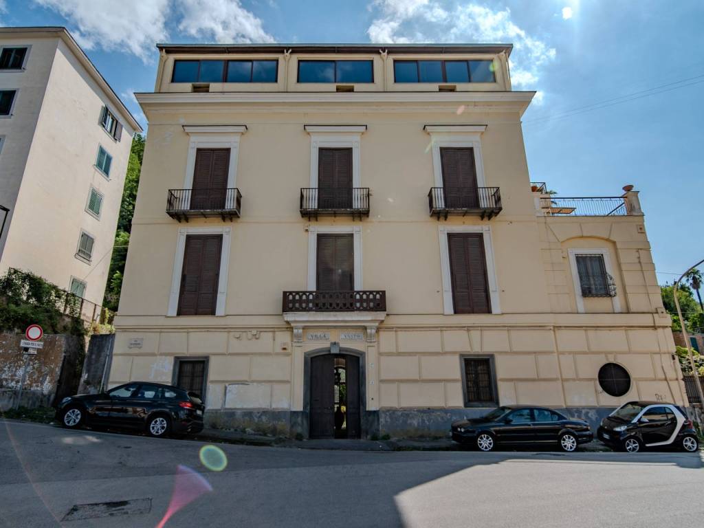 casa indipendente in vendita a Castellammare di Stabia in zona Quisisana